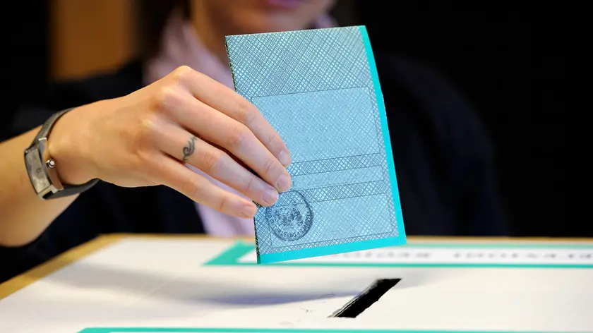 Un'elettrice vota alle elezioni