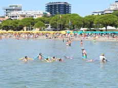 Un’immagine della spiaggia di Grado durante l’estate. Foto Katia Bonaventura