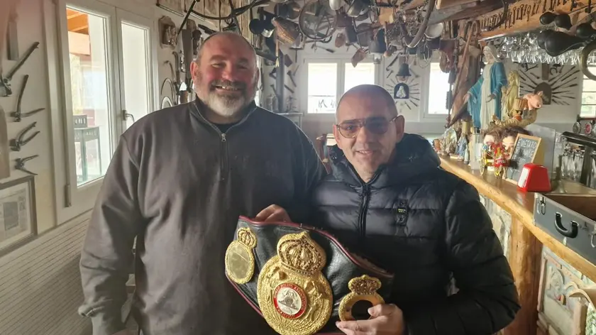 Paolo Vidoz restituisce a Stefano Zoff la cintura Wba