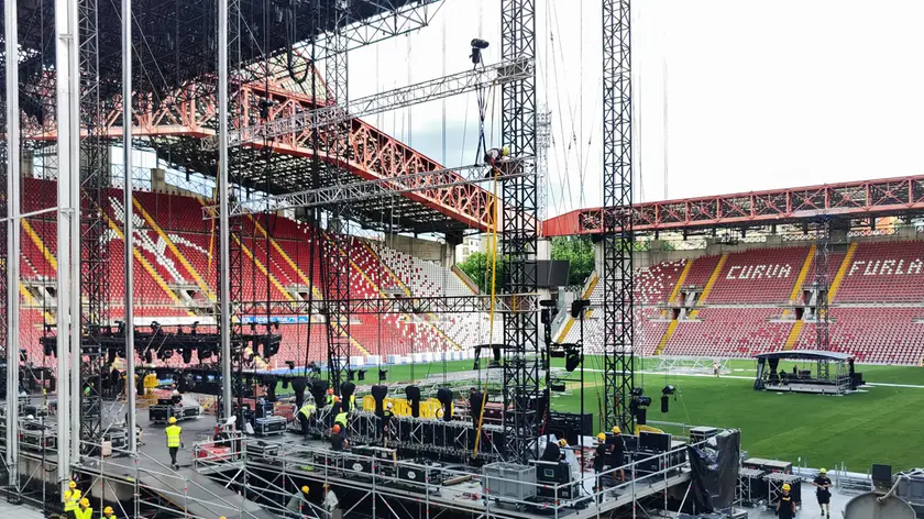 l palco da 23 metri di altezza allestito sul campo dell’impianto sportivo di Valmaura. La struttura ospiterà sia il concerto di Ultimo che quello di Max Pezzali foto andrea lasorte