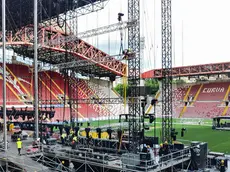 l palco da 23 metri di altezza allestito sul campo dell’impianto sportivo di Valmaura. La struttura ospiterà sia il concerto di Ultimo che quello di Max Pezzali foto andrea lasorte