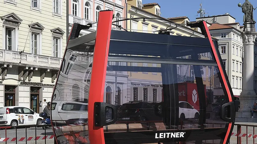 Il prototipo della cabinovia in piazza della Borsa Foto Massimo Silvano