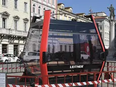 Il prototipo della cabinovia in piazza della Borsa Foto Massimo Silvano