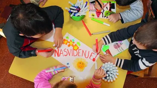 San Pietro al Natisone 5 Marzo 2010. Bambini della Scuola Materna bilingue. Nel cartello - Arrivederci- in sloveno.Telefoto Copyright / Foto Agency Anteprima