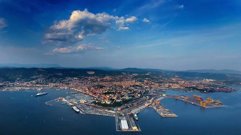 Una veduta di Trieste con in primo piano il porto nuovo