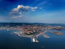 Una veduta di Trieste con in primo piano il porto nuovo