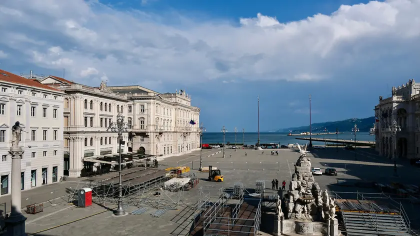 Trieste, piazza Unità d'Italia in allestimento in questa foto di Massimo Silvano