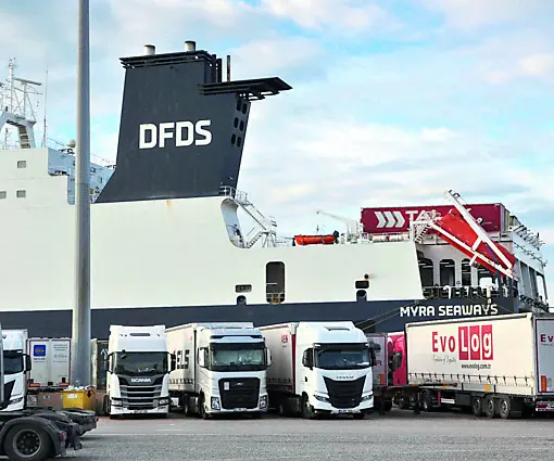 La nave ro-ro di Dfds ormeggiata in Riva Traiana. Foto di Andrea Lasorte