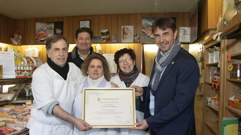 Edi Stabile, l’assessore Martinelli, la commessa Niki, la moglie Tina e il sindaco Benvenuto Foto Bonaventura