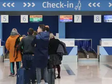 Passeggeri in attesa al check-in al Trieste Airport