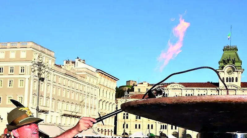 Il braciere degli alpini durante una cerimonia degli anni passati in piazza Unità. Foto Bruni