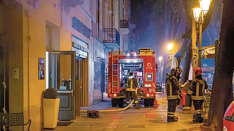 L’intervento dei Vigili del fuoco lunedì sera in Viale. Foto Massimo Silvano