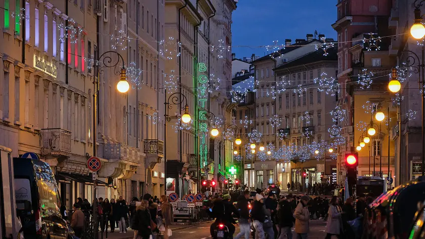 Illuminazione pubblica in Corso Italia. Foto di Massimo Silvano