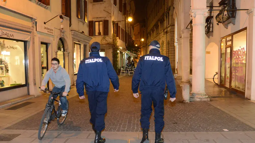 Guardie giurate di pattuglia in una foto di repertorio