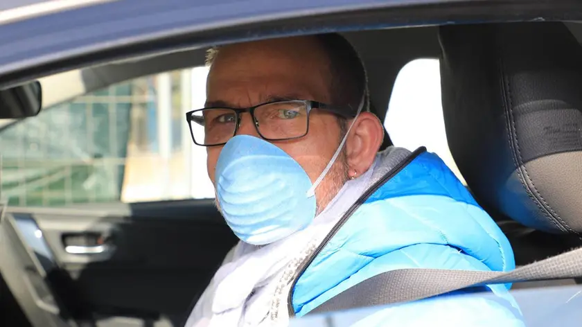 Un taxista di Gorizia ai tempi del coronavirus. Foto Bumbaca