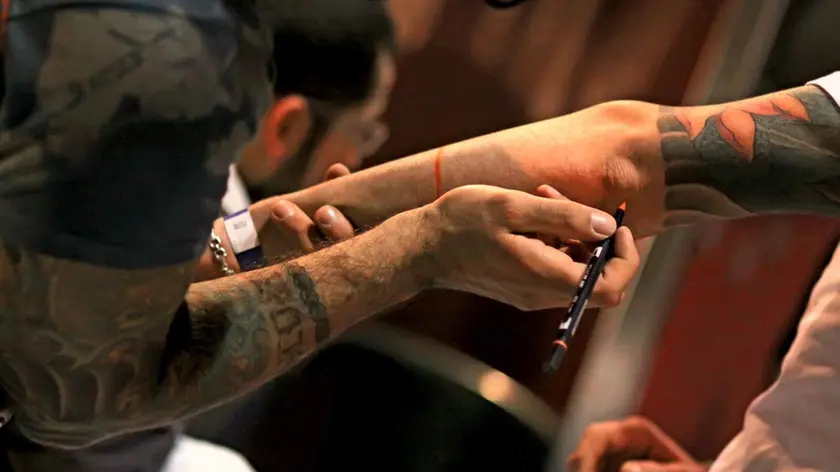 20090826 - NAPOLI - FIN - NIENTE CRISI PER TATOO E PIERCING, IMPRESE +17% IN 3 MESI. In Italia sono circa 300 le imprese specializzate in tatuaggi e piercing e ben 52 hanno aperto negli ultimi tre mesi, cioe' circa il 17%: compreso l'indotto si arriva a circa 900 imprese per un giro d'affari che si aggira intorno agli 80 milioni di euro. E' quanto emerge da una ricerca dell'Ufficio studi della Camera di commercio di Monza e Brianza su dati Registro Imprese. Le imprese specializzate nel tatuaggio e piercing sono localizzate perlopiu' in Lombardia (23,6%), Lazio (12,3%), Piemonte (11,6%) ed Emilia Romagna (9,9%). E se si considerano le province, le imprese del tatuaggio e del piercing a Roma sono l'8,1%, a Milano il 5,3%, a Torino il 4,9% e a Napoli il 4,2% del totale nazionale. ANSA/CESARE ABBATE