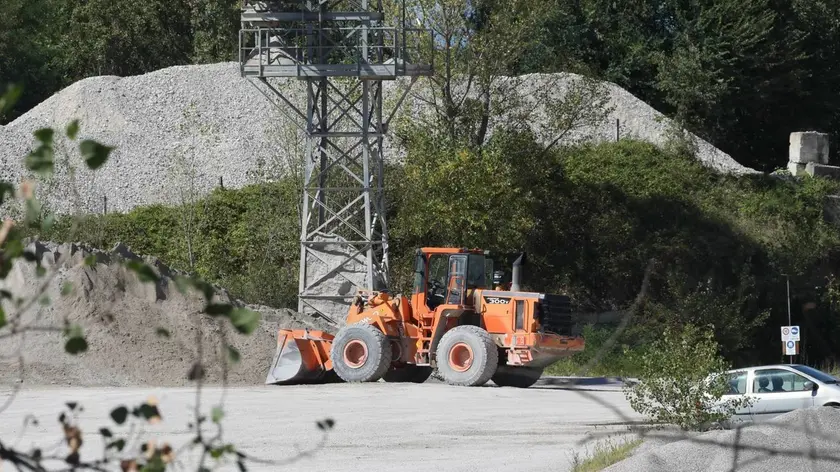 I mezzi fermi della Calcestruzzi Trieste nel sito accanto al fiume Torre a Romans