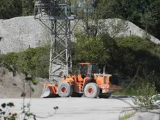 I mezzi fermi della Calcestruzzi Trieste nel sito accanto al fiume Torre a Romans