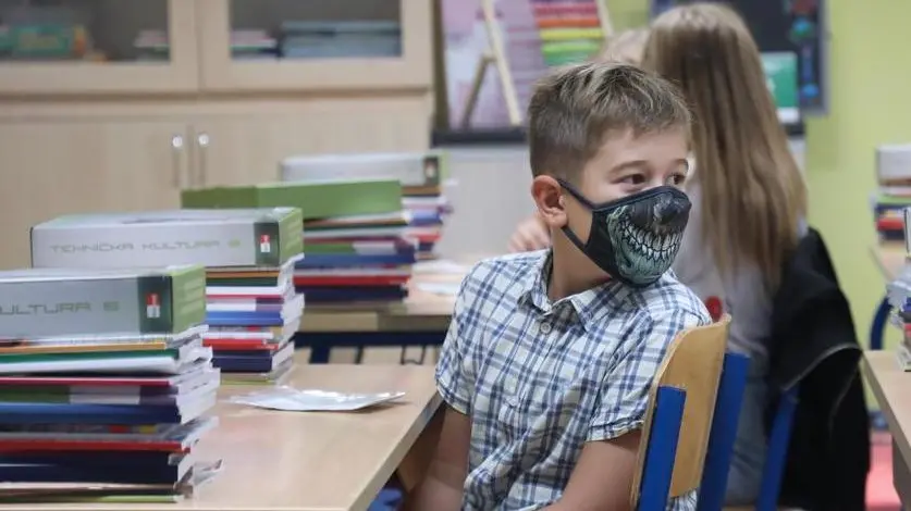 epa08651971 Students wearing face masks sit in their class at school in Zagreb, Croatia, 07 September 2020. Croatian authorities decided to open all schools despite of the SARS-CoV-2 pandemic situation in Croatia. EPA-EFE/STRINGER