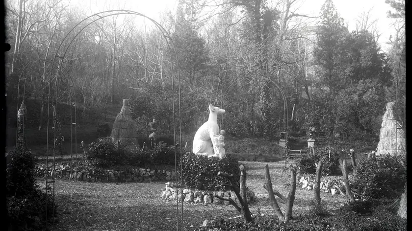 Fra rarità e meraviglie botaniche statue e fontane ornavano i giardini dei ricchi borghesi di Trieste. Il Parco Bazzoni, con le sue sculture, è fra i più rinomati Fototeca dei Civici Musei di Storia ed Arte