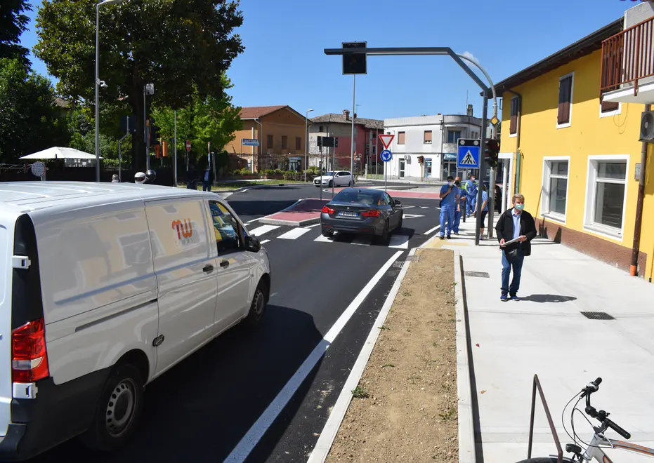 La nuova rotatoria in centro a Pieris