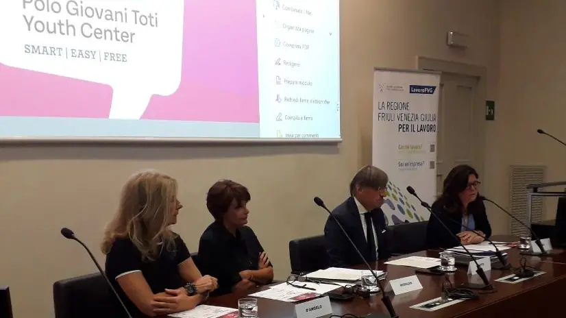 L’assessore al Lavoro e formazione Alessia Rosolen (seconda da sinistra) durante la presentazione del Recruiting Day Young.