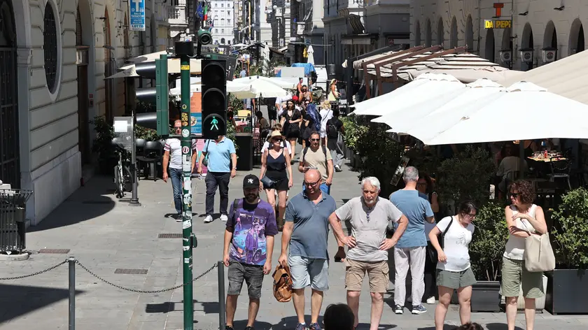 Via Cassa di Risparmio vista da piazza della Borsa (foto Lasorte)