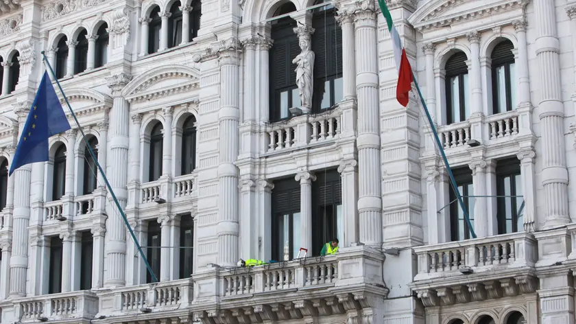 Il Municipio spoglio dello striscione dedicato a Regeni (Bruni)