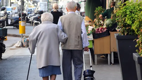 Due pensionati in una foto d'archivio