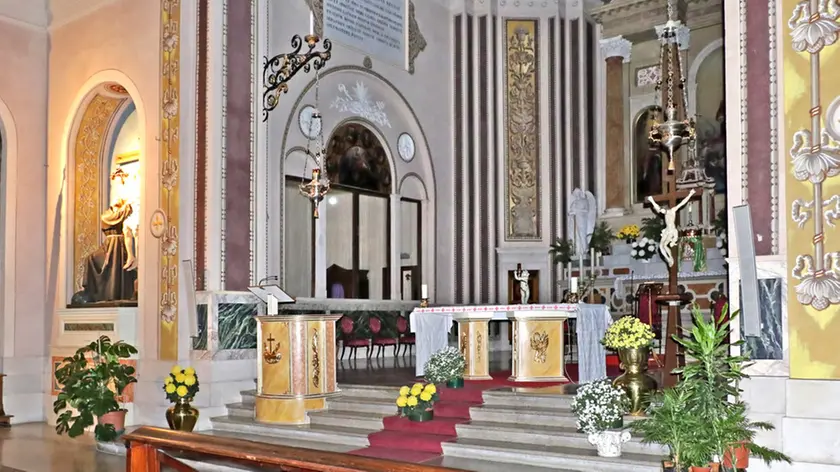 L'altare della chiesa di Sant'Apollinaire (Lasorte)