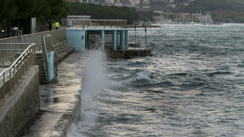 La mareggiata dello scorso 5 novembre a Trieste (foto Lasorte)