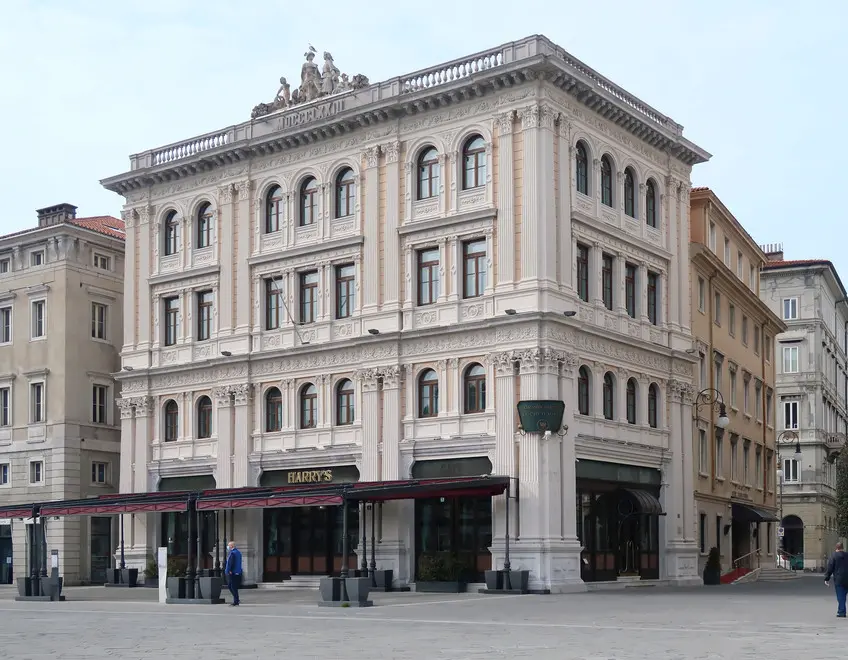 Il Grand hotel Duchi d’Aosta di piazza dell’Unità d’Italia, nel cuore del centro cittadino di Trieste