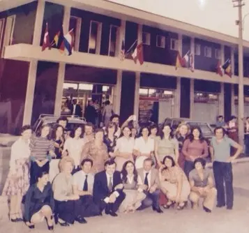 La famiglia Cosolo con i dipendenti in un'immagine del supermercato del 1975