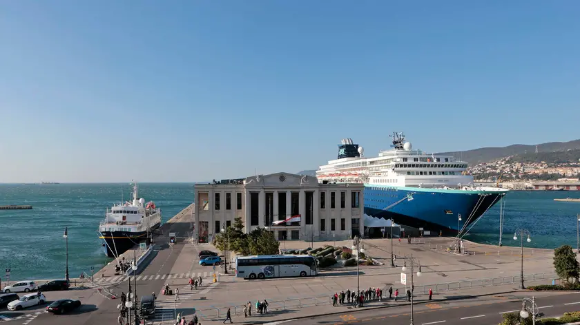Una nave ormeggiata sulle Rive, accanto alla Stazione marittima