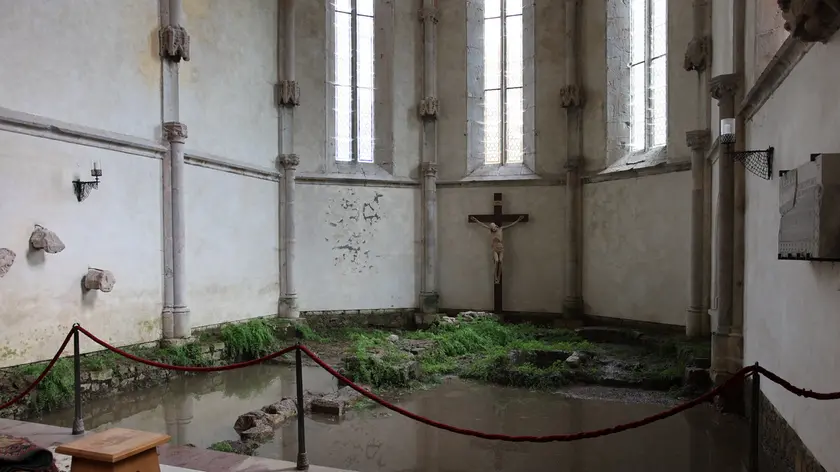 Gli allagamenti nella chiesa di San Giovanni di Duino (Lasorte)