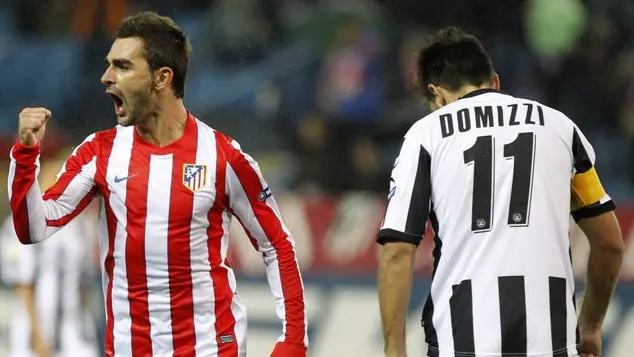 epa02991593 Atletico de Madrid striker Adrian Lopez (L) celebrates after scoring against Udinese during their Europa League group I soccer match played at the Vicente Calderon stadium in Madrid, Spain, 03 November 2011. EPA/Alberto Martin