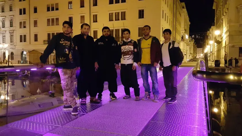 La foto scattata a Trieste, sul Ponte Curto, da uno degli appartenenti alla cellula terroristica sgominata a Bari