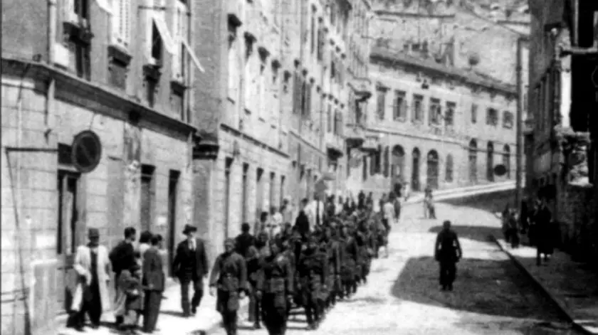 Truppe titine scendono da San Giusto durante i 40 giorni dell'occupazione titina