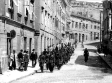 Truppe titine scendono da San Giusto durante i 40 giorni dell'occupazione titina