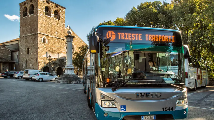 Un autobus della Trieste Trasporti davanti alla cattedrale di San Giusto