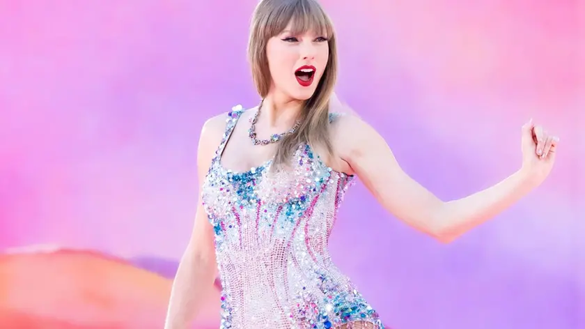 L'arrivo di Taylor Swift sul palco di San Siro, sabato a Milano (Foto Ansa/Lapress)