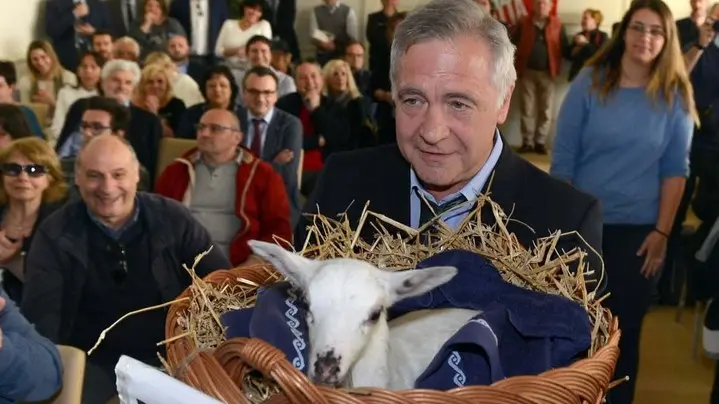 Foto Bruni Trieste 12.04.2017 Forza Italia:il senatore Camber e l'agnello deborah