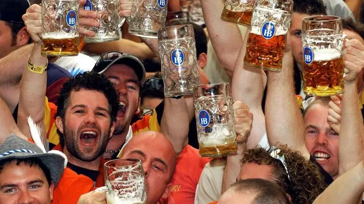 GERMANIA: APERTA OKTOBERFEST - Visitors to the Munich Beer Festival celebrate the opening of the 171st Oktoberfest with their first tanker of beer on Saturday, 18 September 2004. Six million people are expected to visit the Munich Oktoberfest, which is one of the world's biggest and most famous festivals, runs until 03 October. ANSA /Peter Kneffel DEF