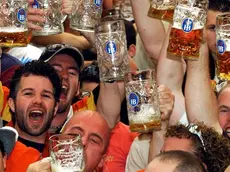 GERMANIA: APERTA OKTOBERFEST - Visitors to the Munich Beer Festival celebrate the opening of the 171st Oktoberfest with their first tanker of beer on Saturday, 18 September 2004. Six million people are expected to visit the Munich Oktoberfest, which is one of the world's biggest and most famous festivals, runs until 03 October. ANSA /Peter Kneffel DEF