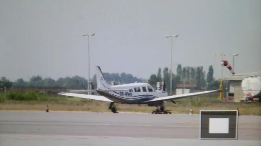 Il Piper parcheggiato dopo l’incidente all’aeroporto di Ronchi dei Legionari (Bonaventura)