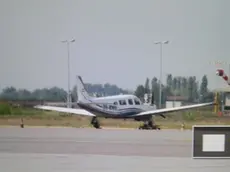 Il Piper parcheggiato dopo l’incidente all’aeroporto di Ronchi dei Legionari (Bonaventura)