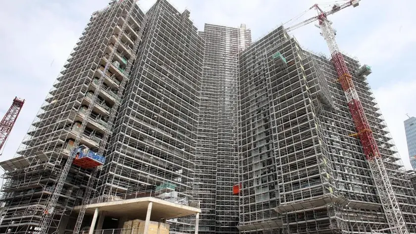 Una veduta del cantiere edile di Porta Nuova a Milano. I quartieri Repubblica, Isola e Brera sono stati collegati con la posa di una passerella ciclopedonale che passa sopra via Melchiorre Gioia, 02 maggio 2013 a Milano..MATTEO BAZZI / ANSA