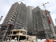 Una veduta del cantiere edile di Porta Nuova a Milano. I quartieri Repubblica, Isola e Brera sono stati collegati con la posa di una passerella ciclopedonale che passa sopra via Melchiorre Gioia, 02 maggio 2013 a Milano..MATTEO BAZZI / ANSA