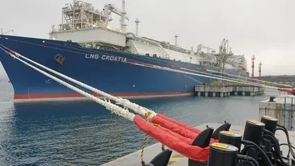 La nave Lng Croatia nelle acque di Castelmuschio. Foto lng.hr