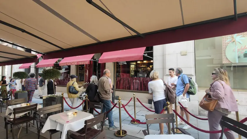 Il Caffè Sacher poco prima dell'apertura, giovedì 1 giugno a Trieste. Fotoservizio di Andrea Lasorte